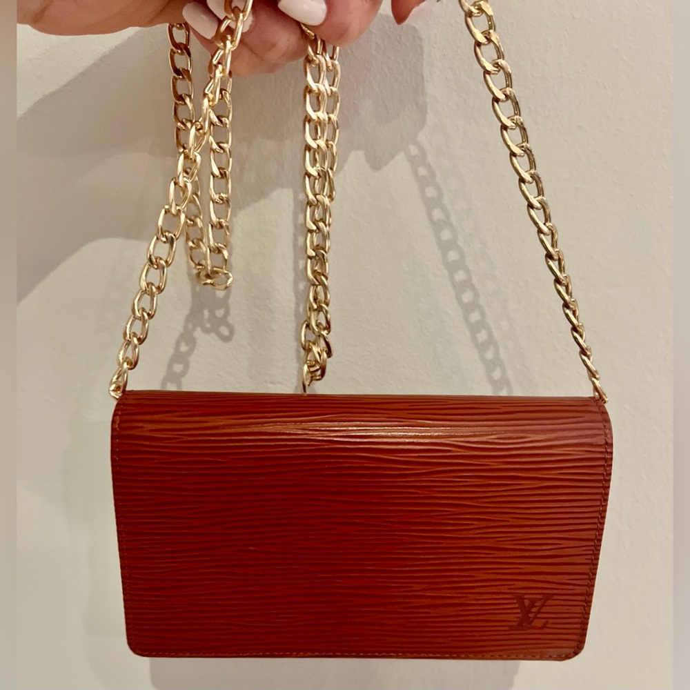 Louis Vuitton Epi Leather Crossbody Bi-fold Wallet/Woc with Gold Chain